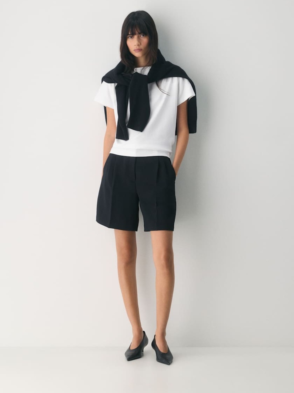Aritzia• The Effortless Short • Crepette • Long• Black